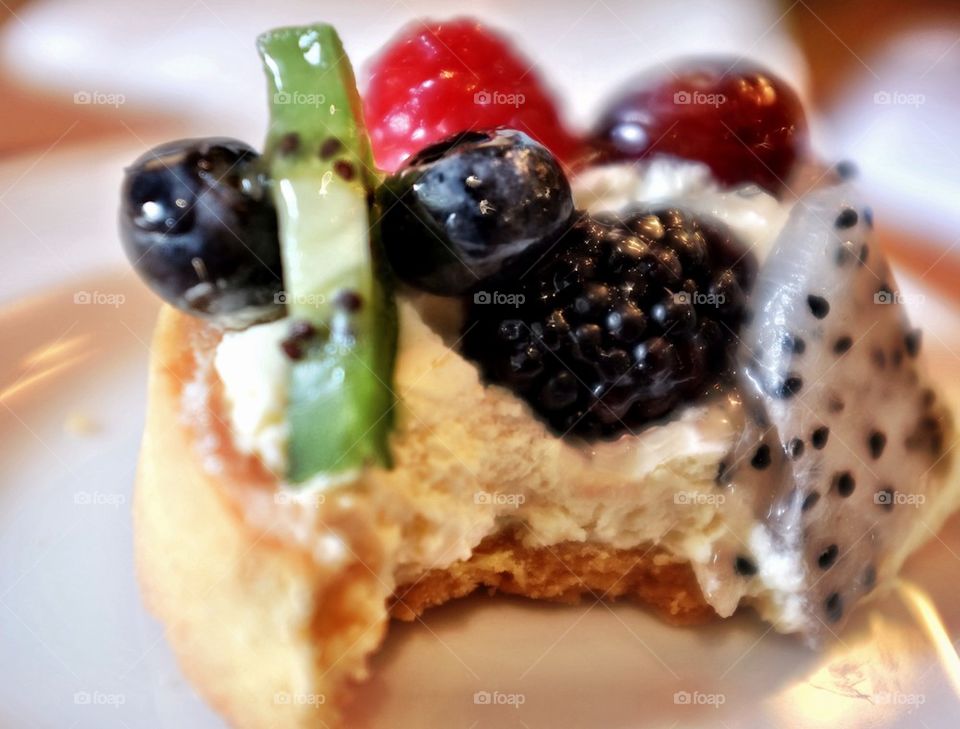 Bitten fruits tart