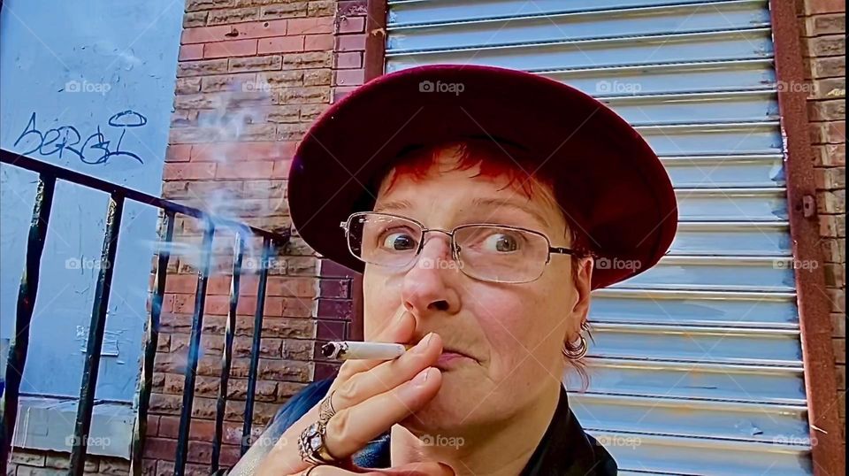 Sitting on my favorite stoop on „Waverly St“ in „Clinton Hill“, Bklyn I, „Petra Schiller“ a.k.a. „Maxine Firefox“ a.k.s. „Maximiliane Feuerfuchs“ in the German, my mother tongue am enjoying a mind enhancing smoke.2023. Hypnotic Productions