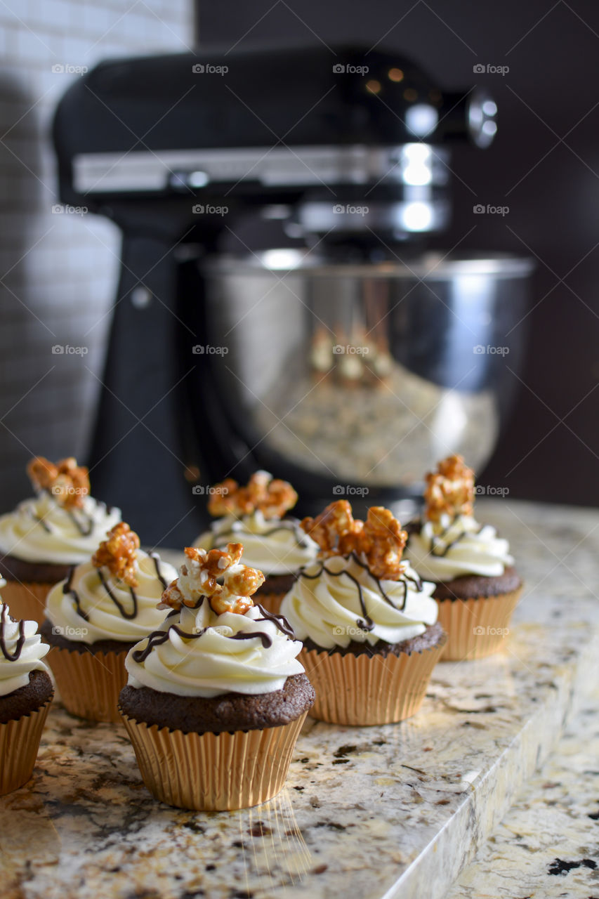 Caramel popcorn cupcakes 