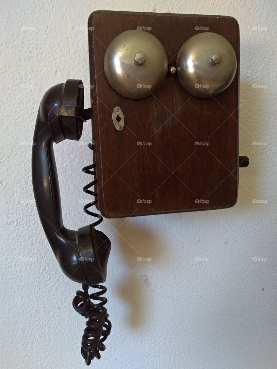Teléfono muy antiguo de pared