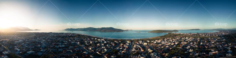 Foto aérea abrangendo a praia do sonho, praia da pinheira, ponta do papagaio em Palhoça e o final da ilha de Florianópolis