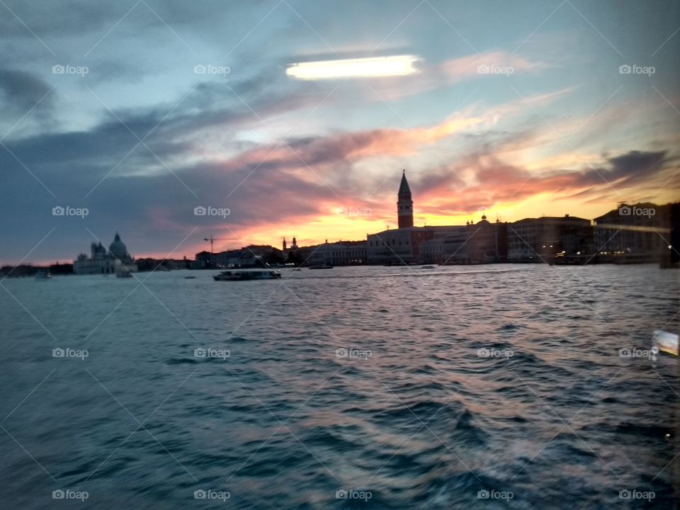 Venedig
Sonnenuntergang
Meer
Wasser
romantisch
tiefblaues Wasser
oranger Himmel