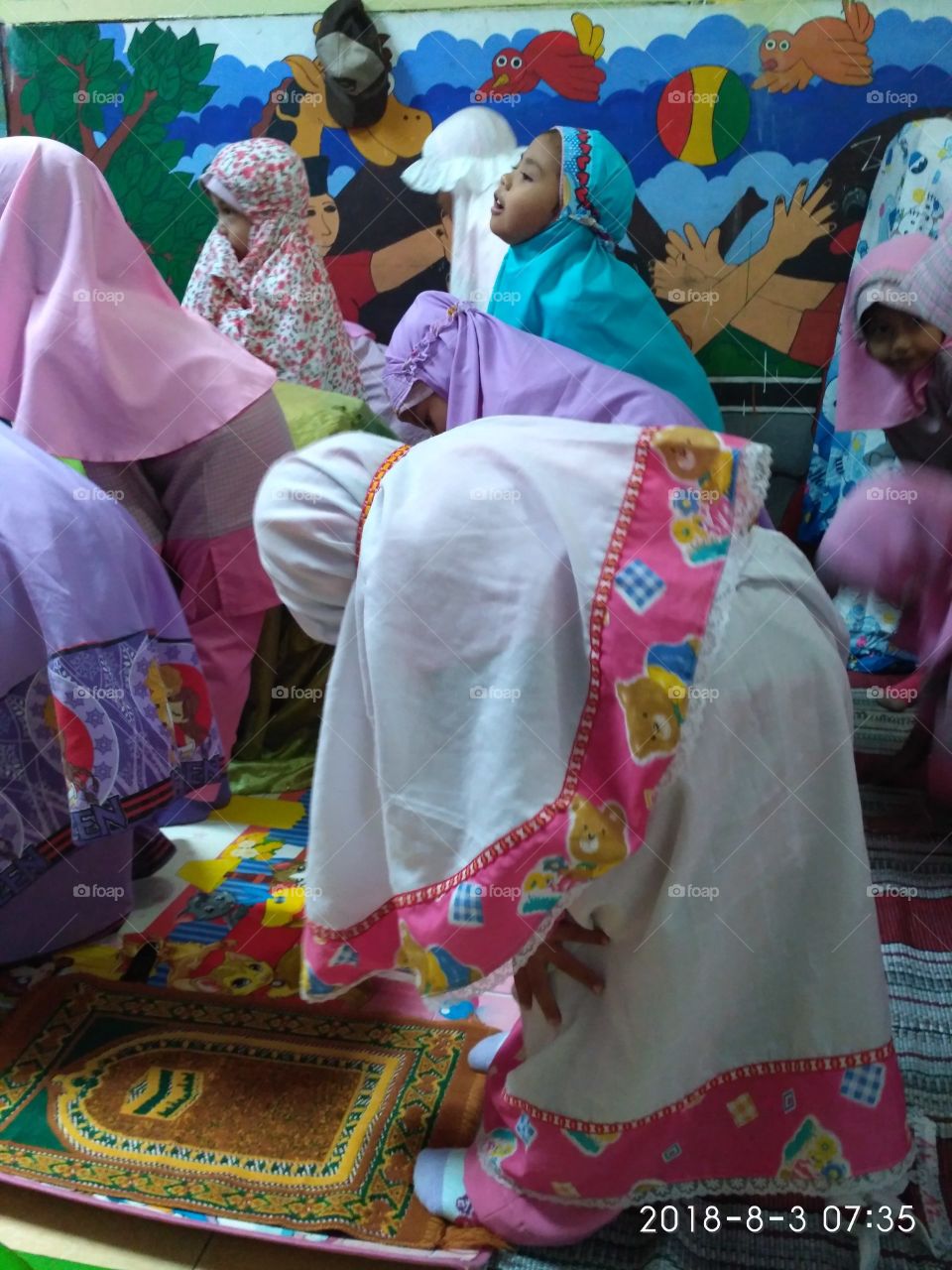 cute...4 - 5 yrs. praying in Muslim. way...👌✌