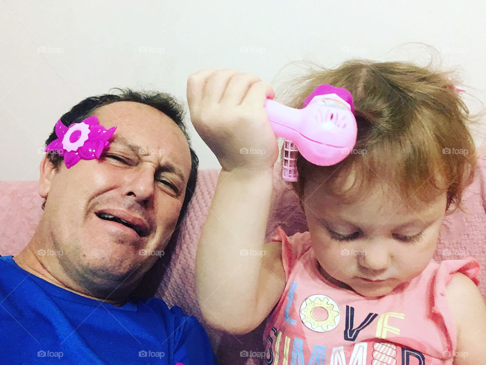 Playing with the kids is worth a lot!  Which father will stop accepting a hairdresser's game? / Brincar com as crianças vale muito! Qual pai vai deixar de aceitar uma brincadeira de cabeleireira?