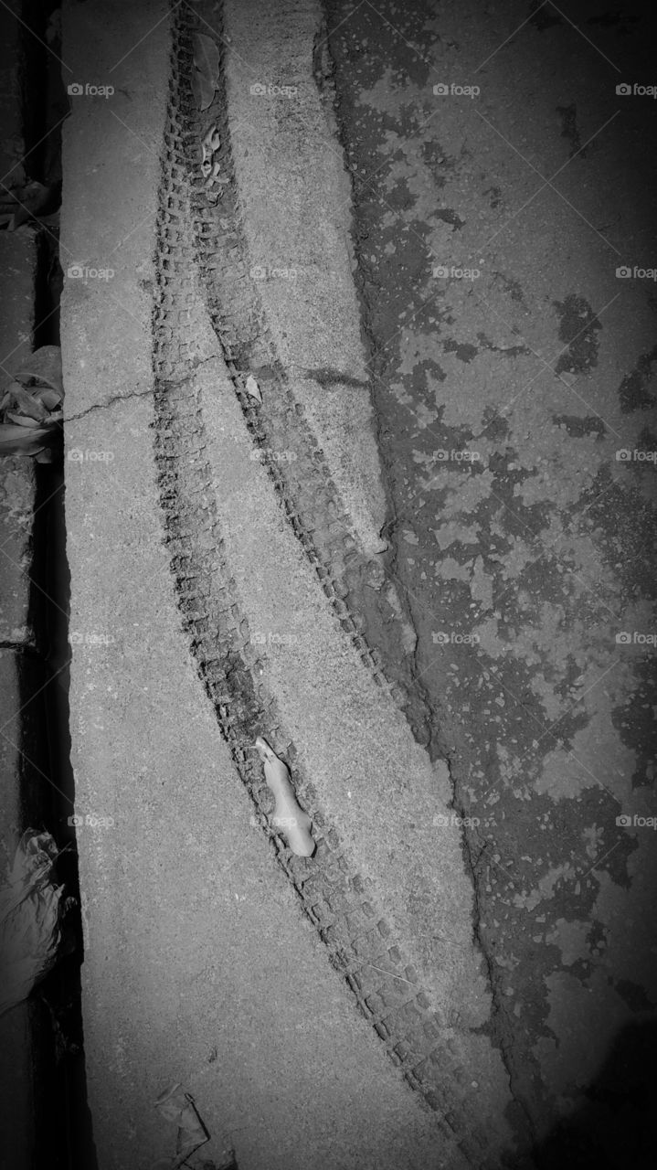 Chão, calçada, marcas.