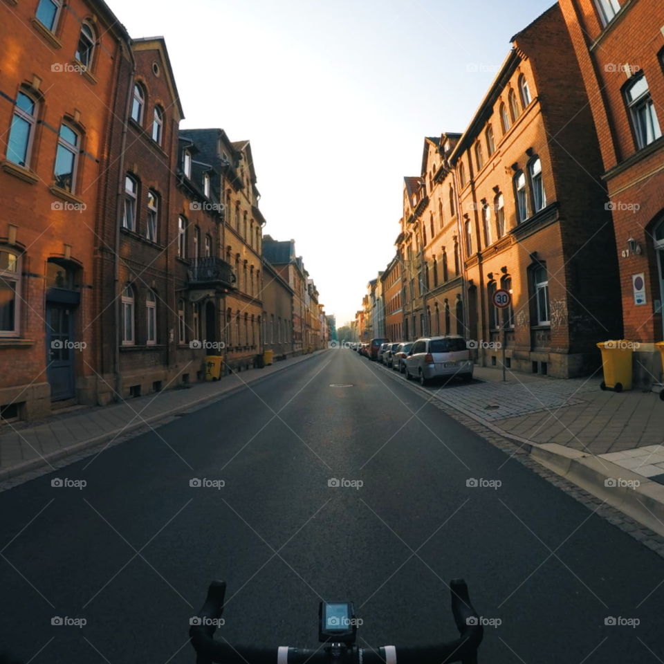 Urban ride through Jena, a german city. Morning ride with my roadbike. Roadbike love. Ride for better health and good ageing. Street fotografie, Houses in the morning. Morning in the city.