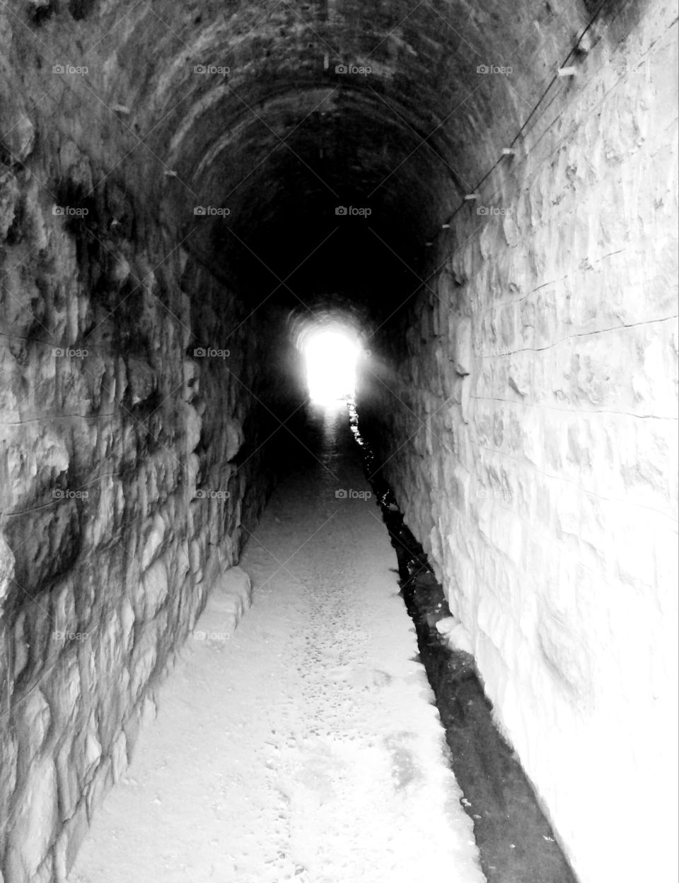 Tunnel photos, railway tunnel photos, black and white tunnel photos, man-made tunnel photos, attractive black and white photos of tunnel, example photos of tunnel, man-made example photos, good photo of tunnel