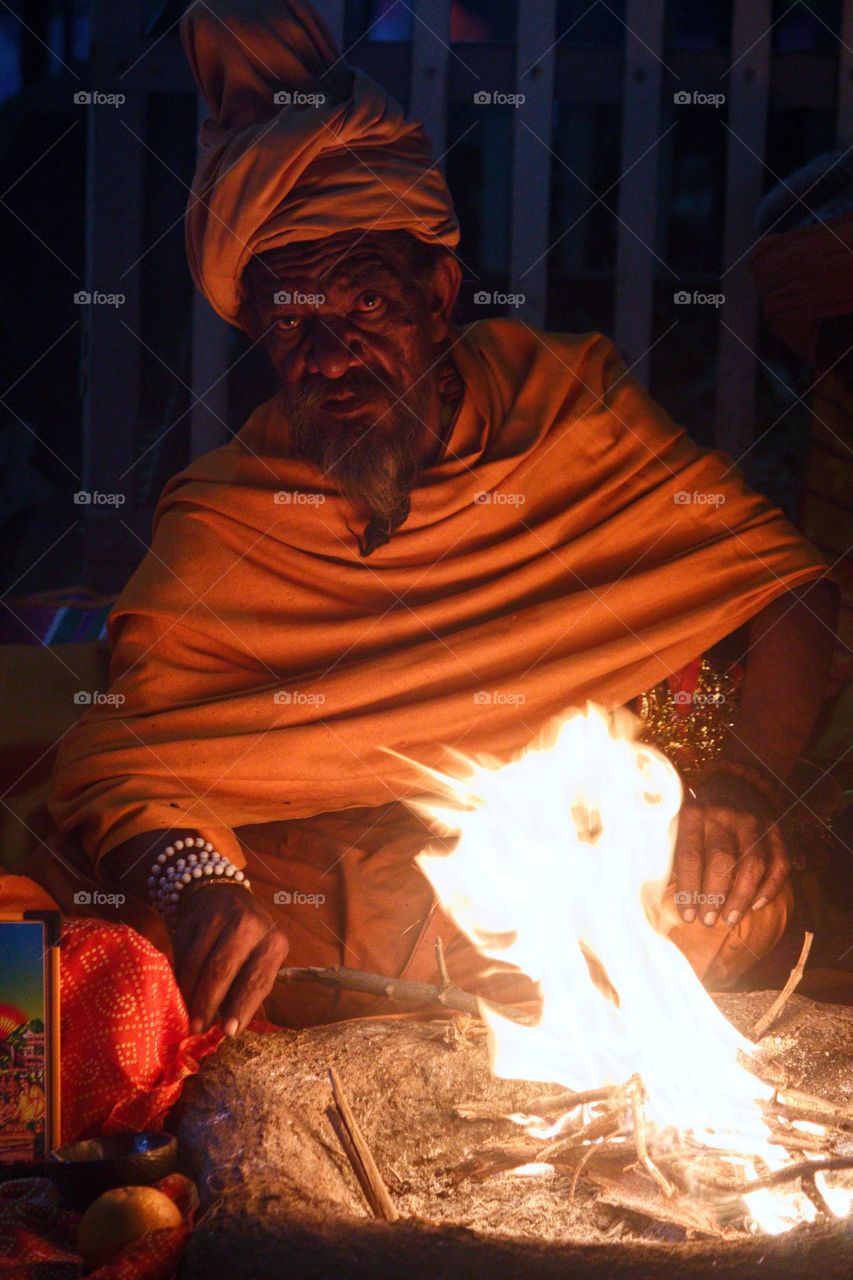 aghori sadhu in india protecting him self from cold