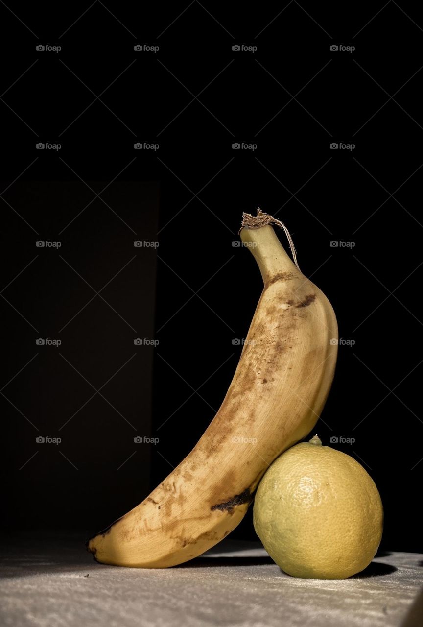 Banana resting on a lemon ! Yellow 