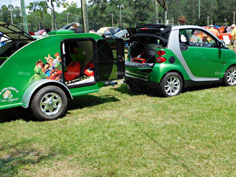 Cars with soul - 2009 Smart  - passion car - car hauling a camper trailer with Kermit the frog characters 