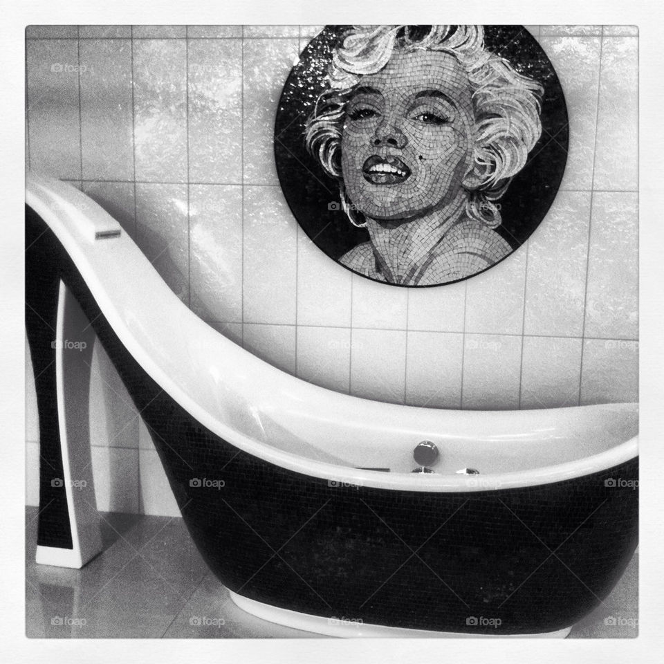 bathtub marilyn by YlvaF