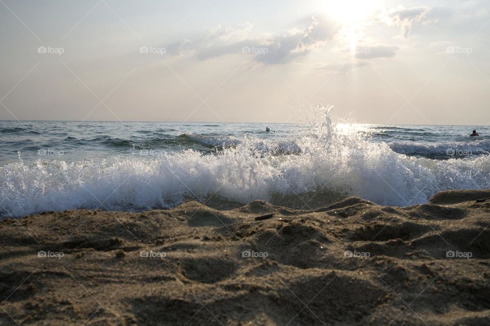 sea ​​waves crashing on the beach