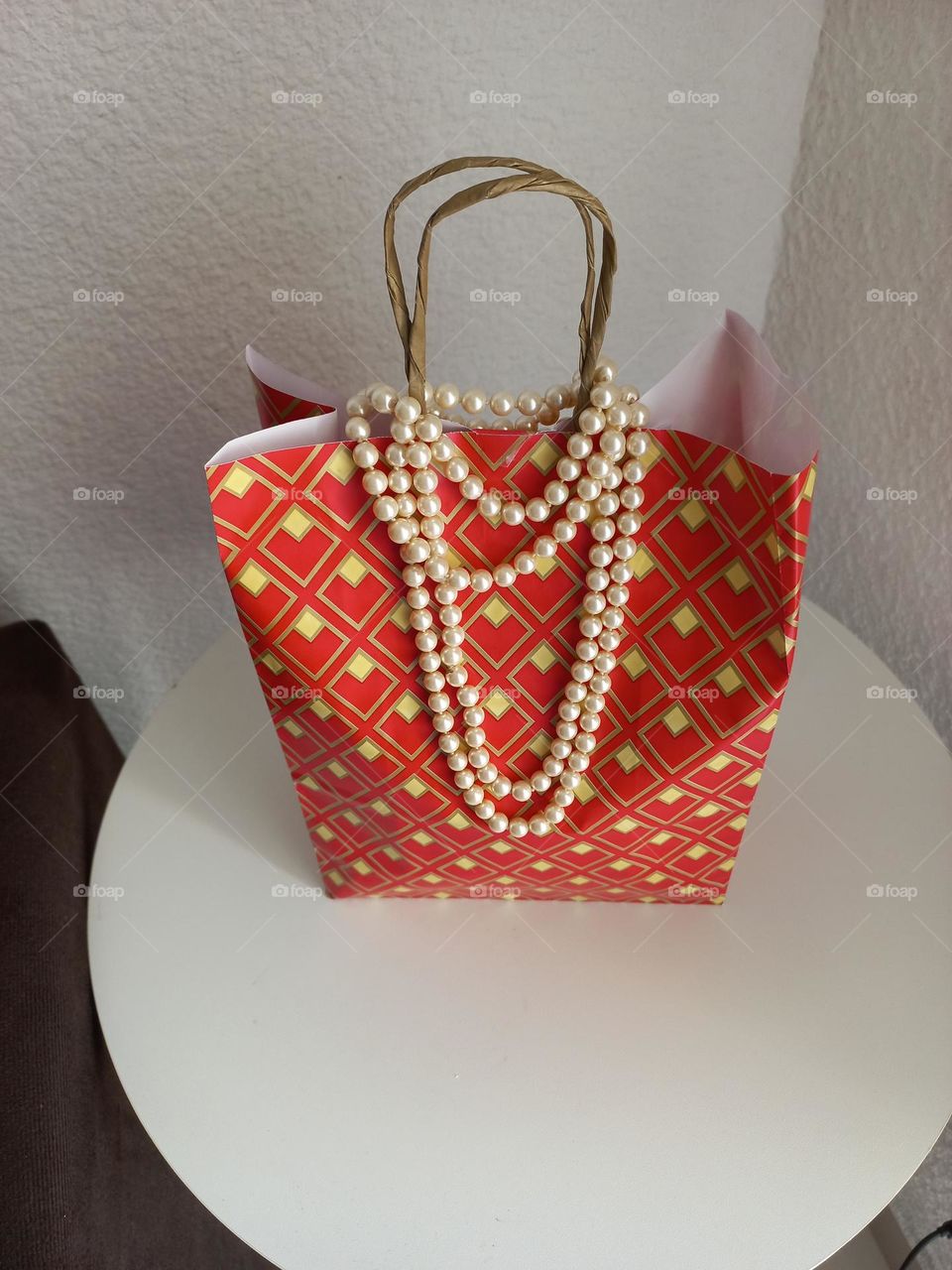 O colar de pérolas clássico. Os colares mais alongados são bem versáteis já que combinam muito bem com os looks casuais, e para dar um up na composição agregando ares levemente glamourosos.