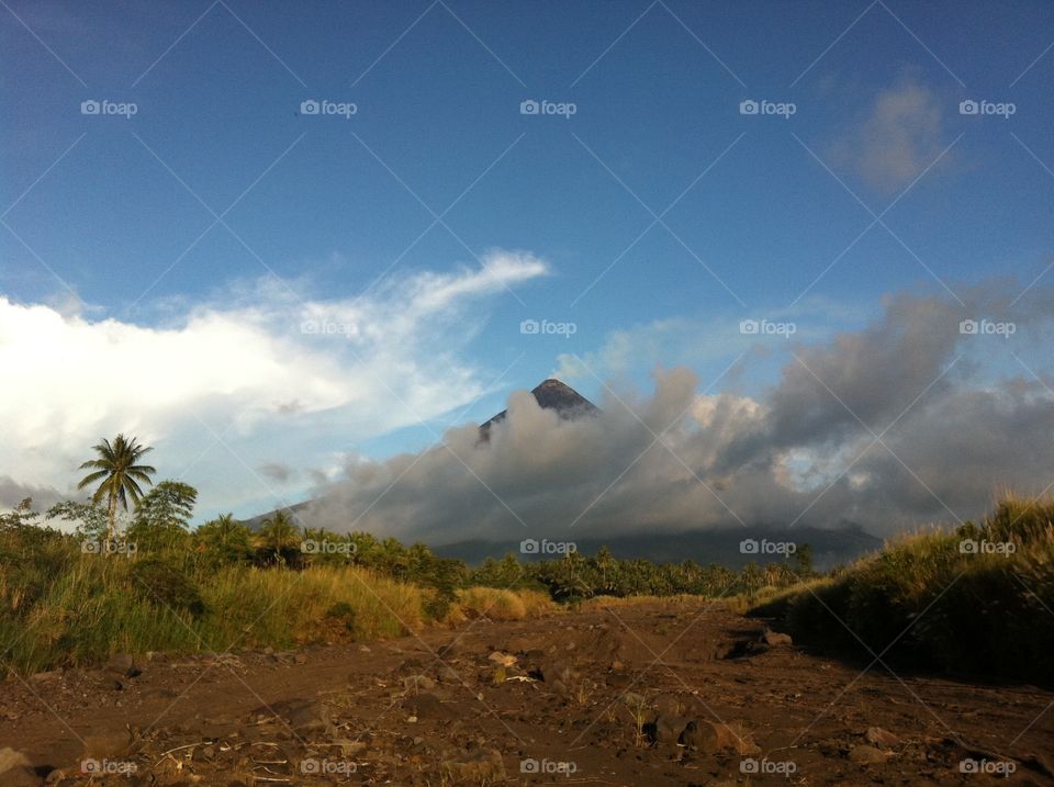 Mayon volcano clouds 