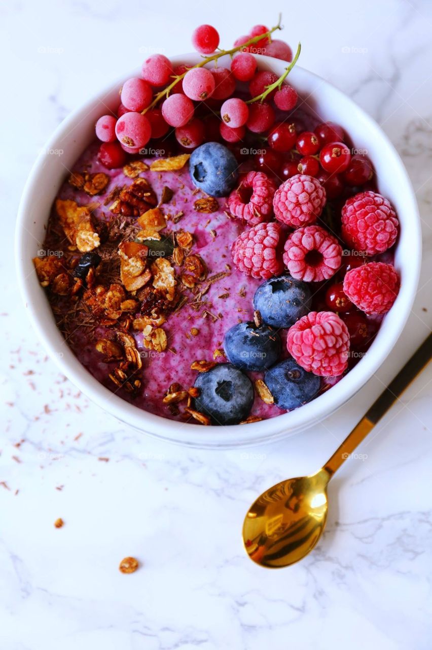mixed berry smoothie bowl ,easy, delicious and super healthy breakfast.