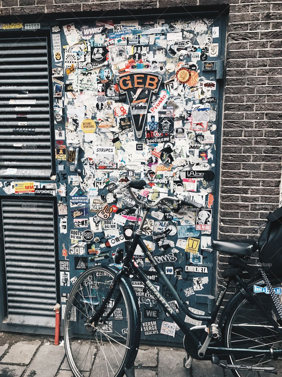 Sticker graffiti door in Amsterdam 