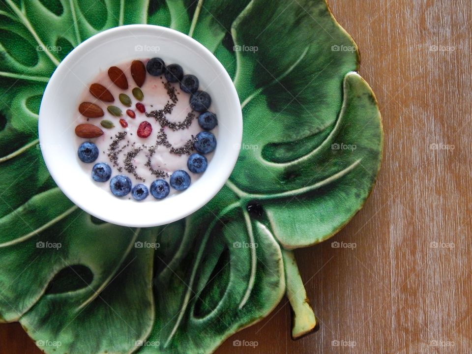 A tropical fruit smoothie bowl