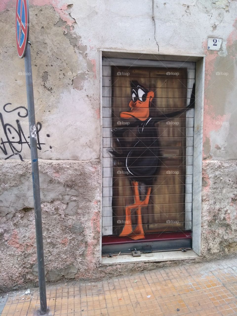 Daffy Duck posing
