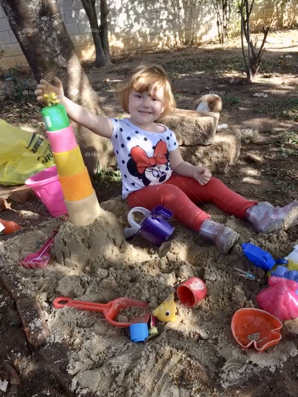 Fiz um pequeno parquinho de areia para a Estelinha brincar, embaixo das árvores e na tranquilidade do jardim.
Conclusão: ela não entra mais em casa, só quer ficar lá... kk
Obrigado, vida!
❤️
#carinho #amor #família #vida #paidemeninas #criança #filha 