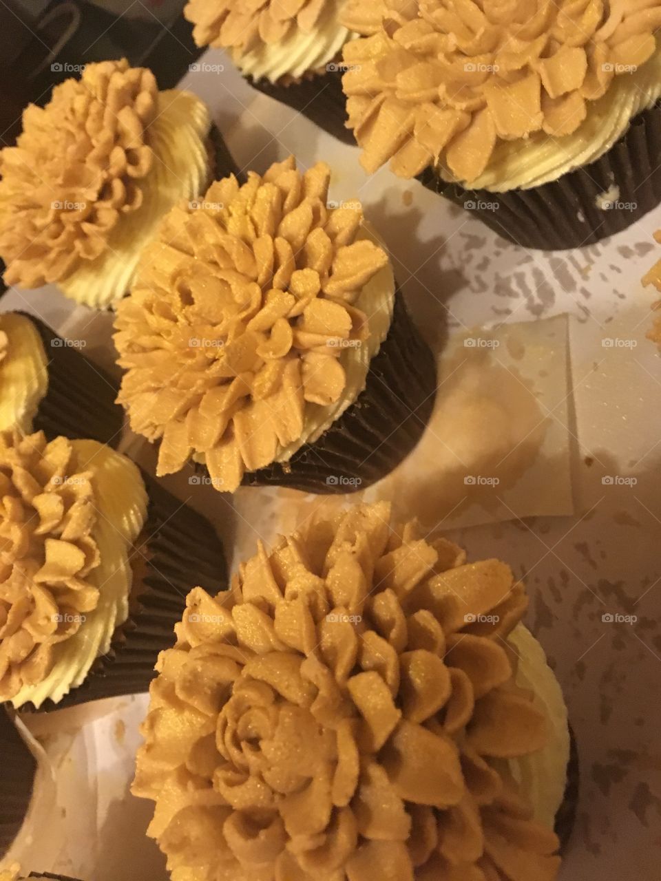 Cream chrysanthemum cupcakes  