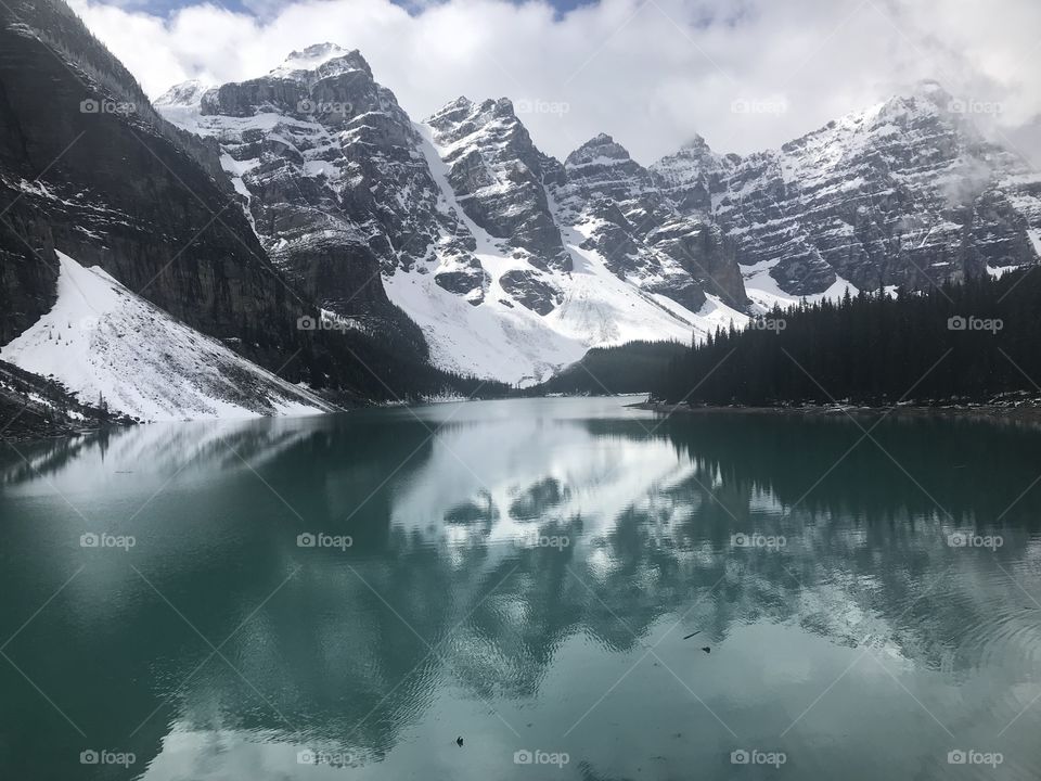 One of the most breathtaking lakes in the whole world, Moraine Lake in Alberta, Canada is absolutely beautiful. I would highly recommend to bump it up to the top of your bucket list as I can assure you it will not disappoint. 🇨🇦