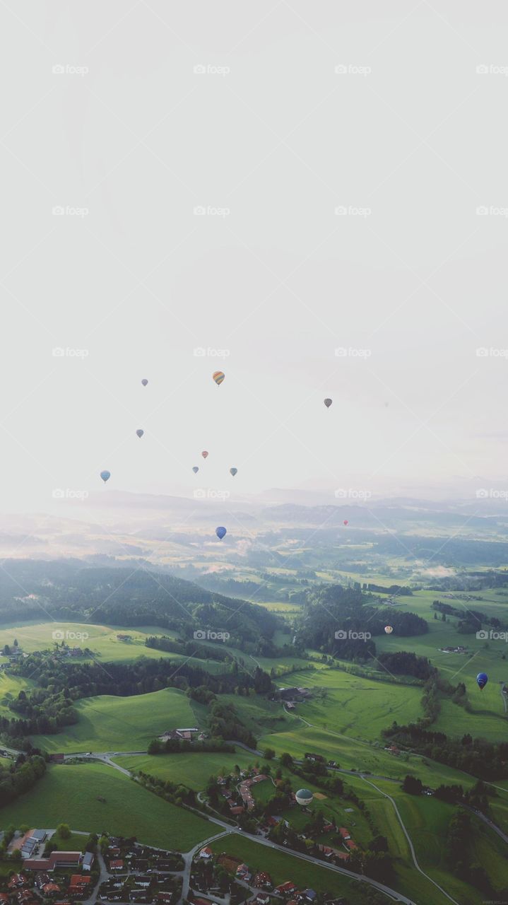 Viele Heißluftballons am Himmel