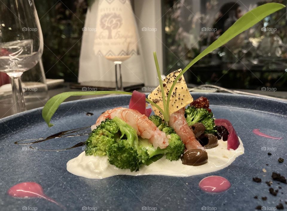 Red prawns with mozzarella burrata, olives, onion and broccoli 