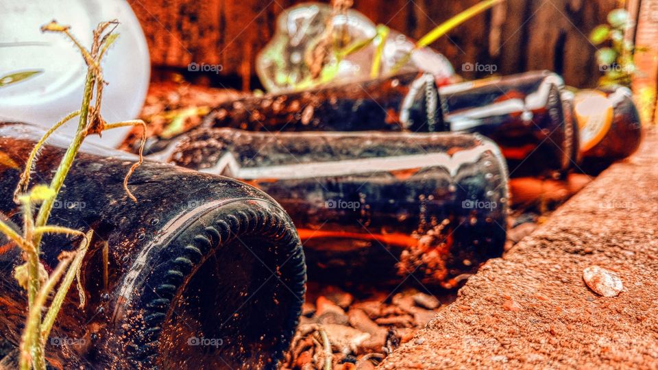 Garrafas vazias no lixo.