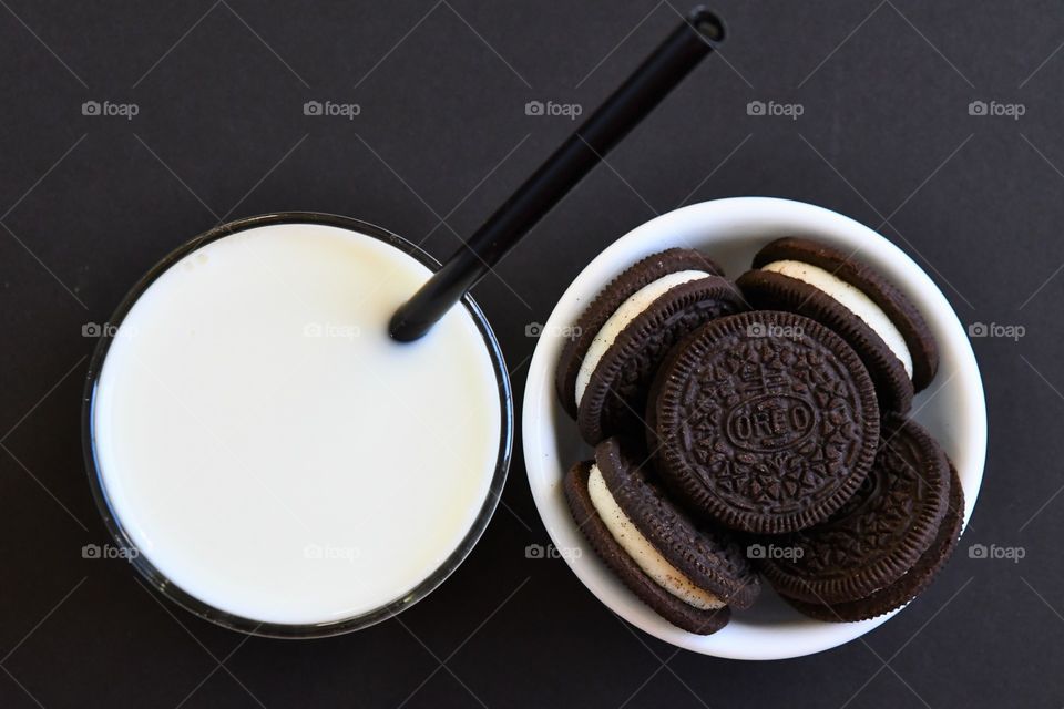 Oreo cookies with milk