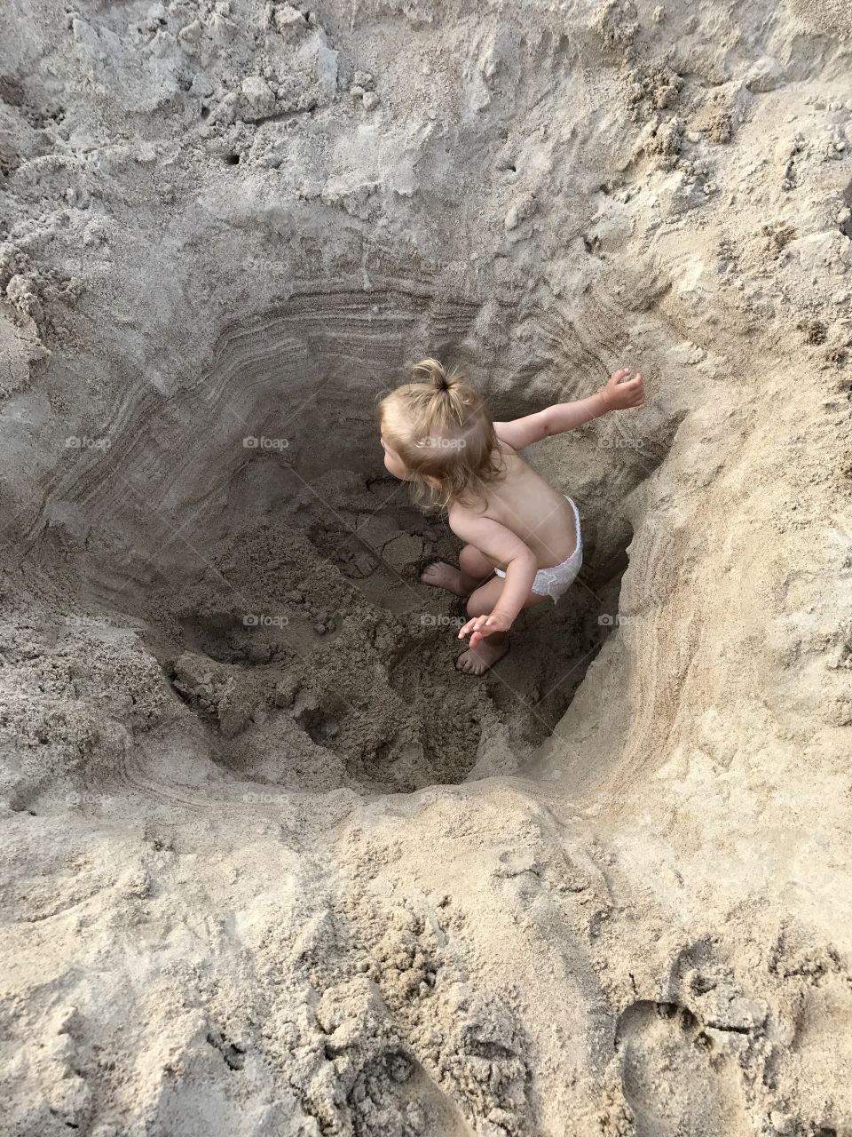 Little girl play in the beach 