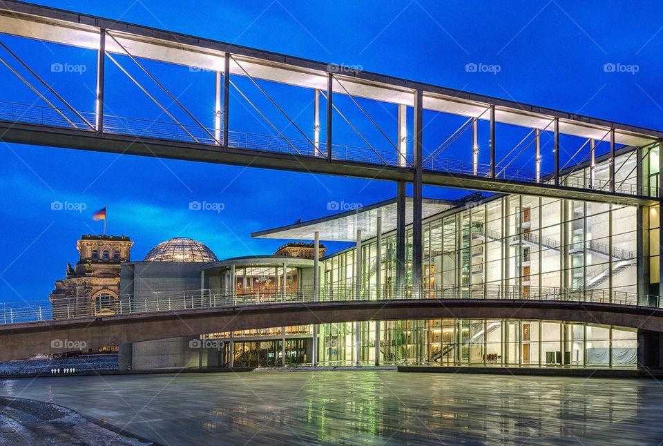 Ice floats at Reichstag