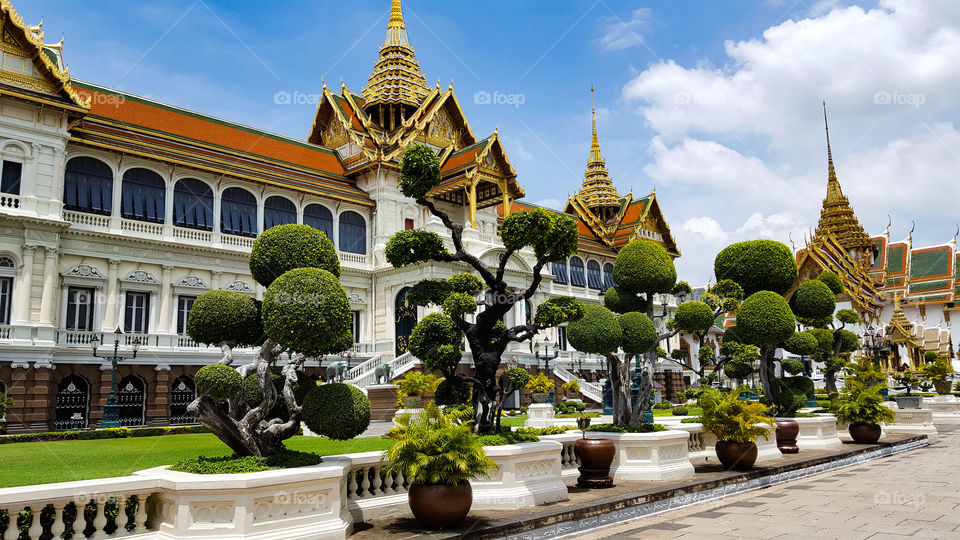 The Royal Grand Palace (in Thai: พระบรม มหาราช วัง, Phra Borom Maha Ratcha Wang) is a complex of buildings in Bangkok, Thailand, which served as the official residence of the King of Thailand from the 18th century until the mid-20th century. With the death of King Ananda Mahidol in the Palace of Baromphiman, King Bhumibol Adulya moved the official residence to the Chitralada Palace.

The construction of the complex of the palatial complex began in 1792, during the reign of Rama I. It is located east of the Chao Phraya River, protected by it. The rest of the complex is defended by a fence of 1,900 meters in length that includes an area of ​​218,400 square meters. Beyond the fence is a channel, also created for defensive purposes. Thus the area resembles an island, known as Rattana Kosin. The most prominent places are the Wat Phra Kaew temple, which contains the Emerald Buddha, and the Renaissance-Italian-style Chakri Mahaprasad Hall building.