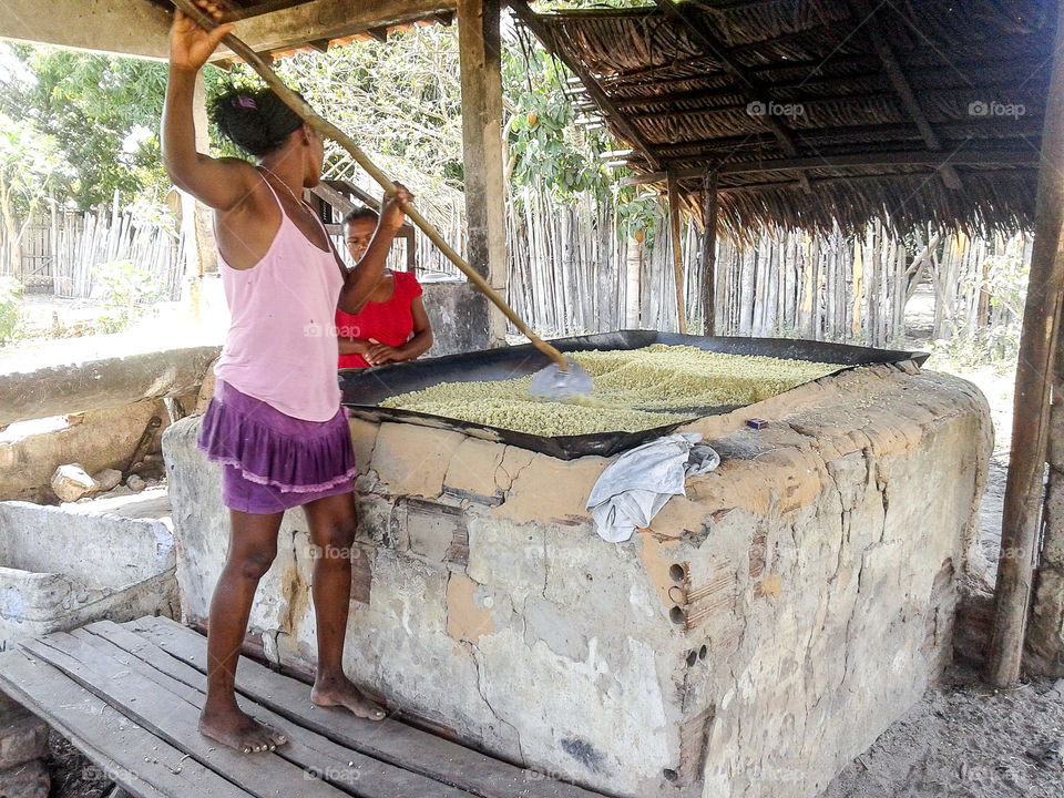 Fazendo farinha de mandioca no Maranhão