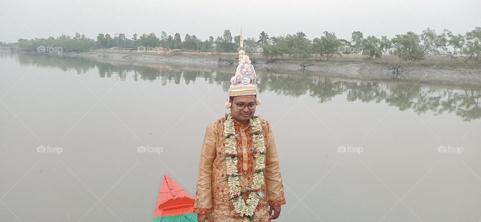 The Indian groom crossing the river