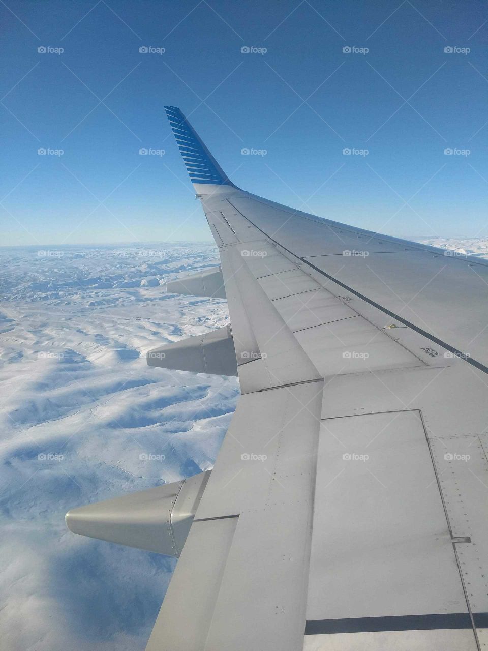 Ala de avión volando sobre nubes