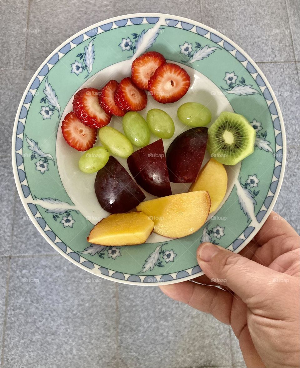 🇧🇷 Hora das frutas saudáveis: hoje temos morango, uva, ameixa, kiwi e pêssego.
Que delícia! Quem vai querer?

🇺🇸 Healthy fruit time: today we have strawberry, grape, plum, kiwi and peach.
Delicious!  Who will?