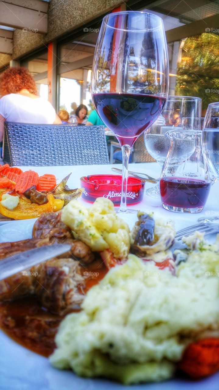Mashed potato, meat, vegetables and wine