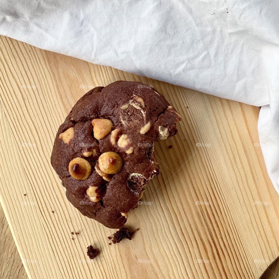 Chunky cookies in six different flavours in dark chocolate chips, white chocolate, peanut butter and macadamia 