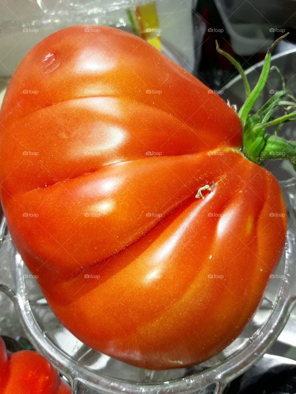 belle tomate rouge coeur de boeuf à manger