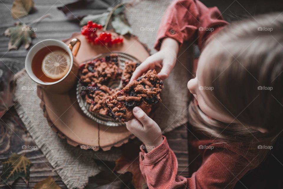 girl eats autumn cake