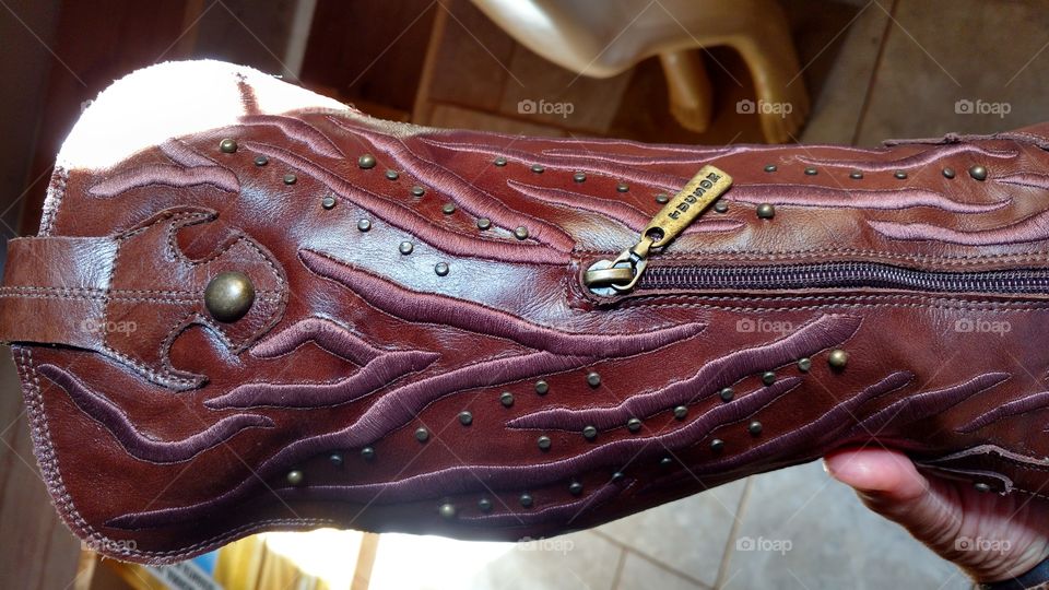 Cano de couro, bordado, bota feminina.
