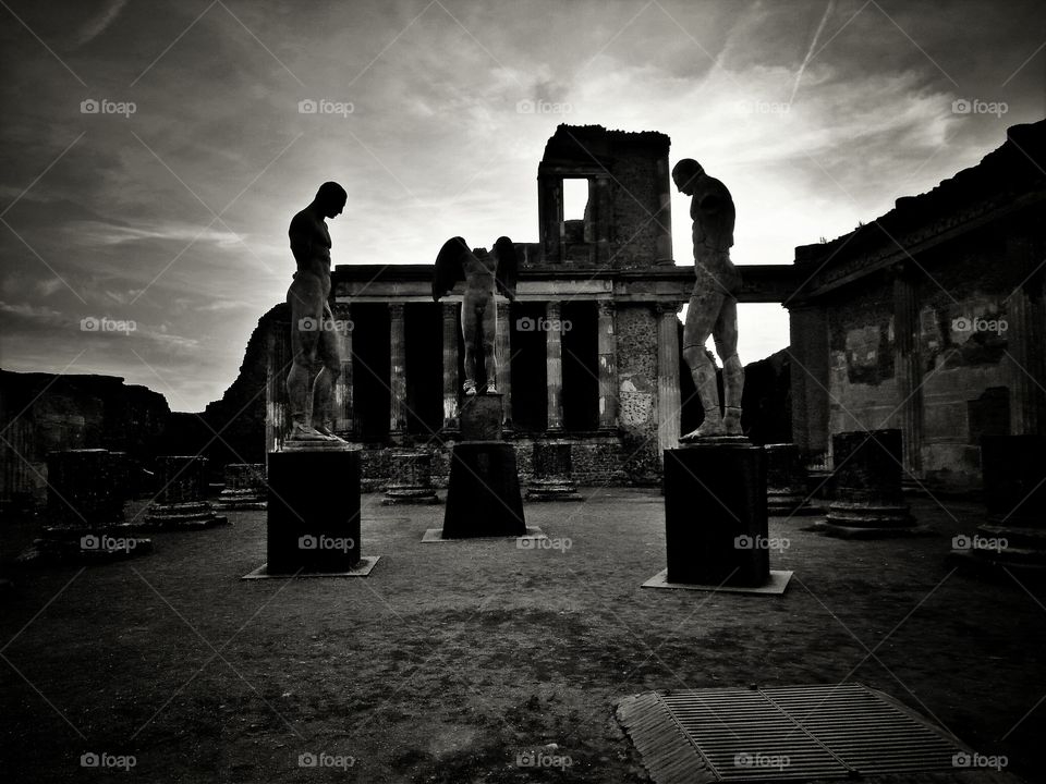 Pompeii's sculpture in dark grey looks even more beautiful