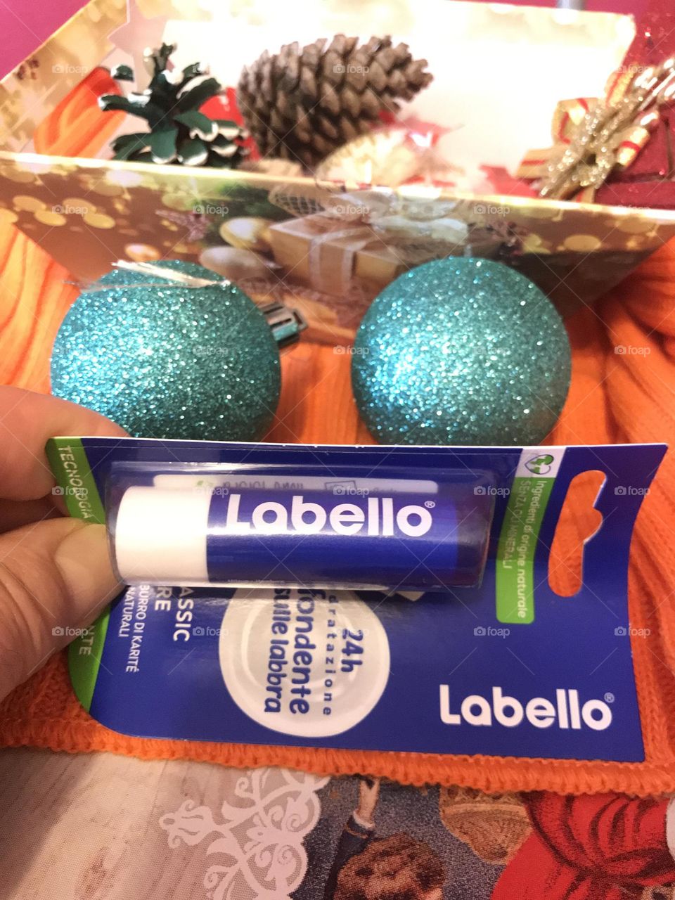 labelo produces a gift for the Christmas holiday