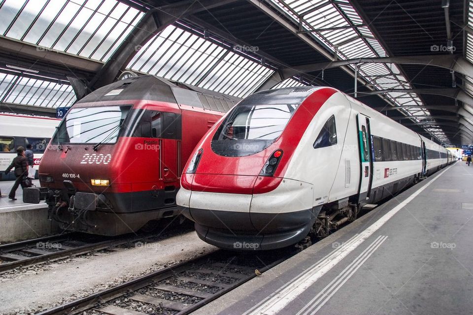 SBB RE 460 AND IC 2000 TRAINS ZURICH HAUPT BAHN-HOF