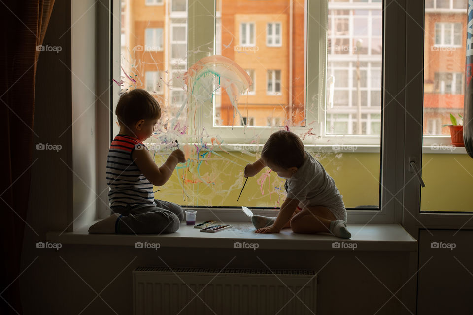 children draw on the window