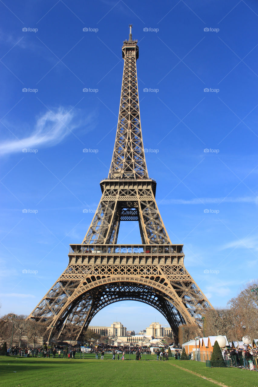 The beautiful eiffel tower in a sunny day