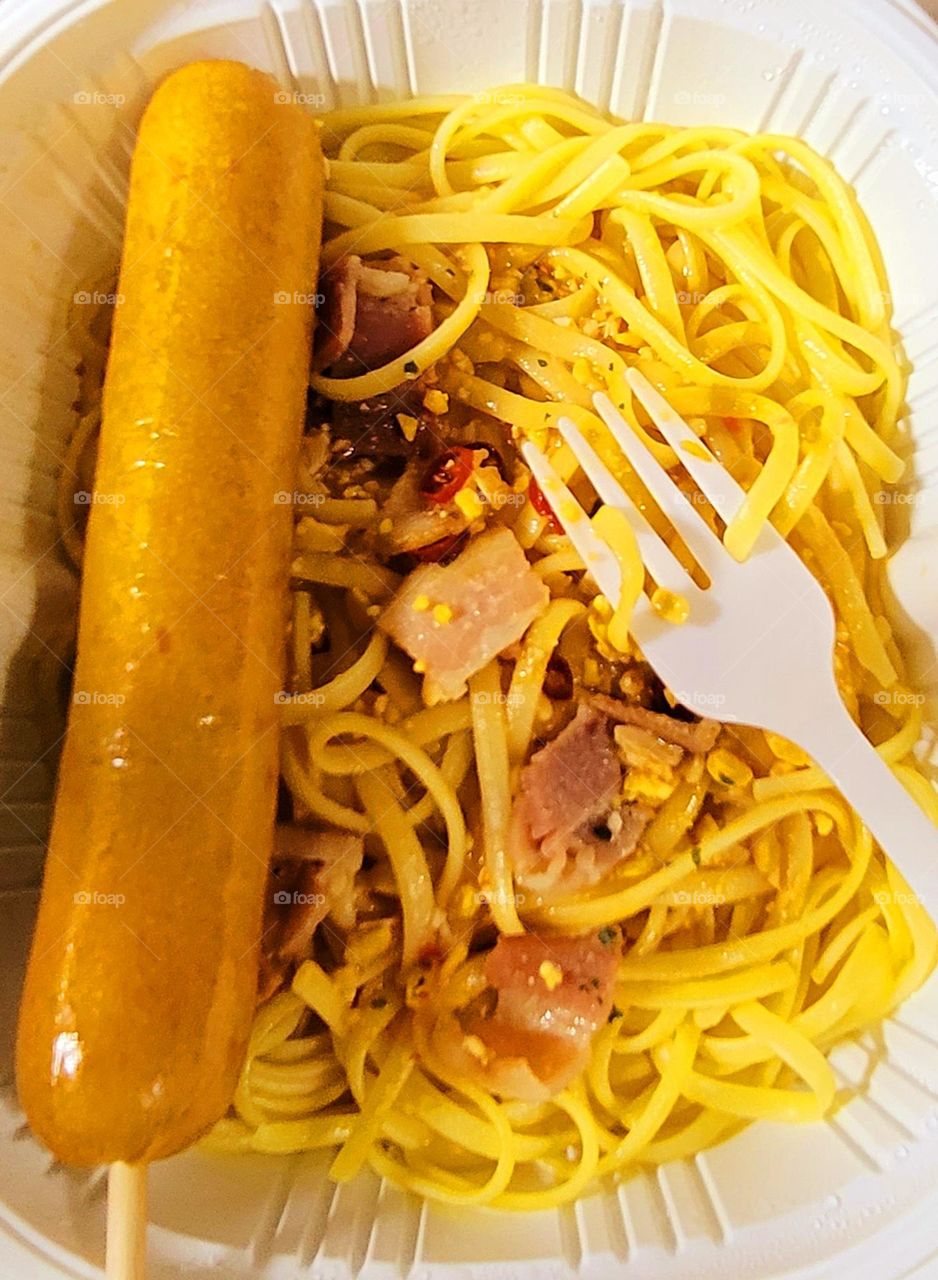 Microwave food from Taiwanese supermarkets.That is bacon and salted egg yolk linguine and cheese hot dog.