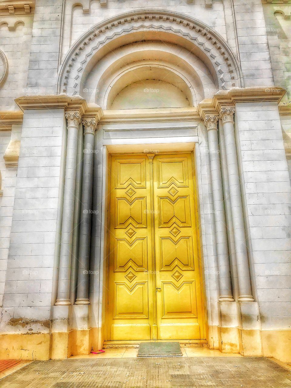 Las puertas doradas de la pequeña iglesia de mi ciudad de origen. 