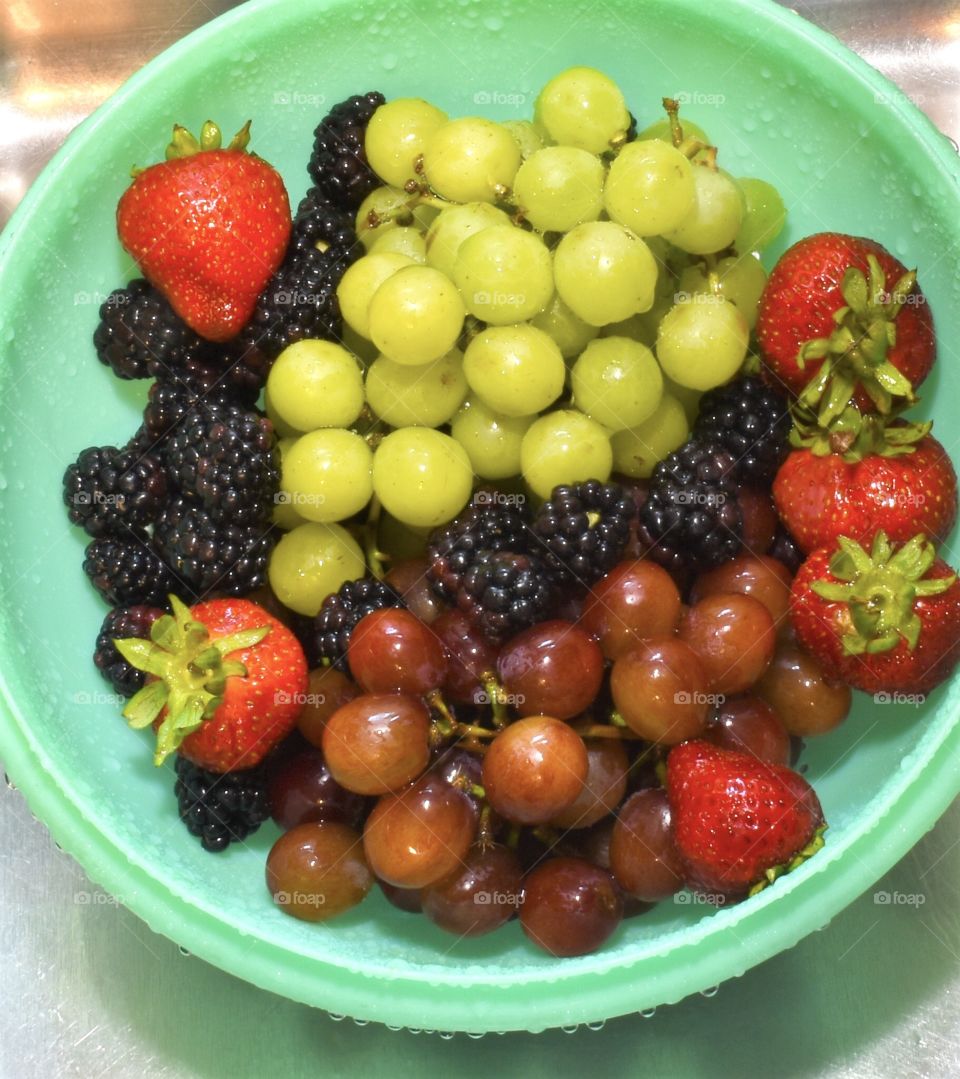 A bowl of fruit 