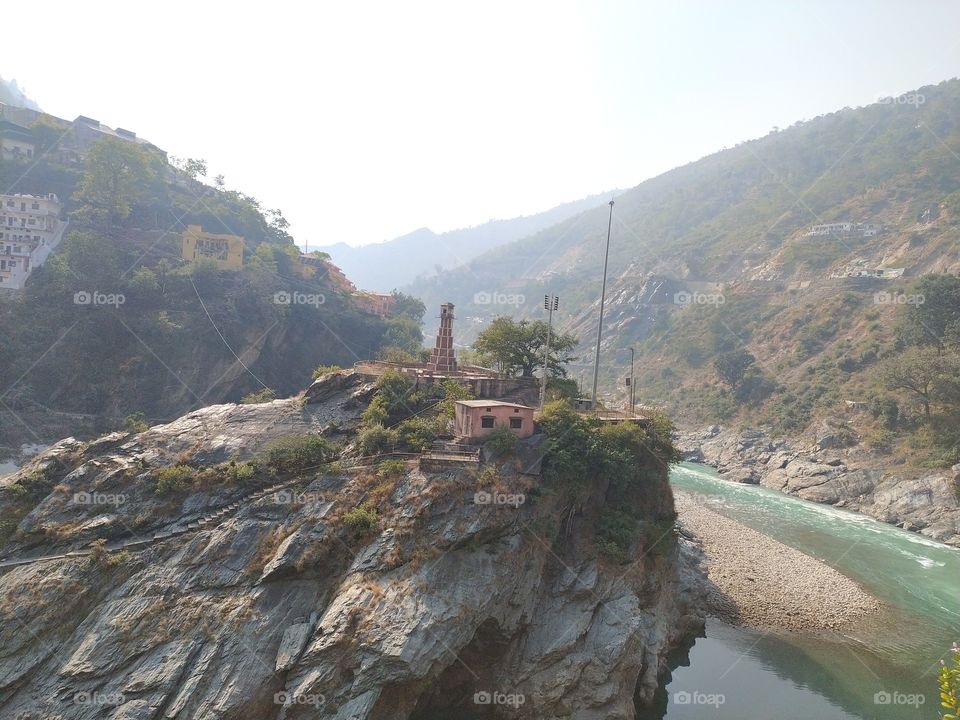 The river and the mountains